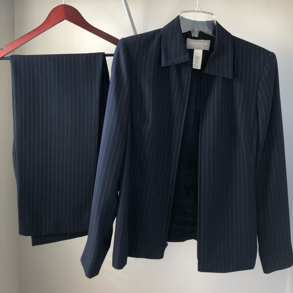 Liz Claiborne navy pinstripe pantsuit sz 6